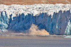 Norwegen, Arktis: Eisbrenexpedition nach Nordspitzbergen - Kalbender Gletscher